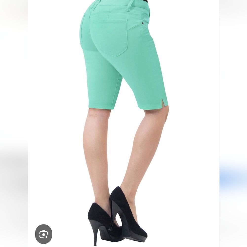 Hybrid & Company Green Bermuda Shorts Stretchy Mid-Rise